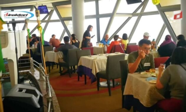 Bersantap di Atmosphere 360 Revolving Restoran