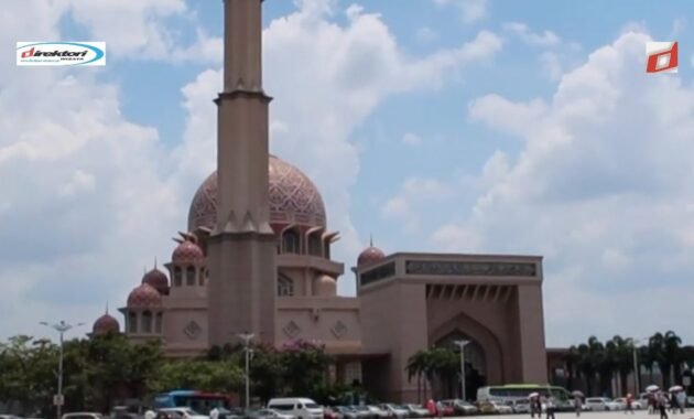Masjid Putra: Keindahan Tertinggi di Tengah Danau Merah Muda
