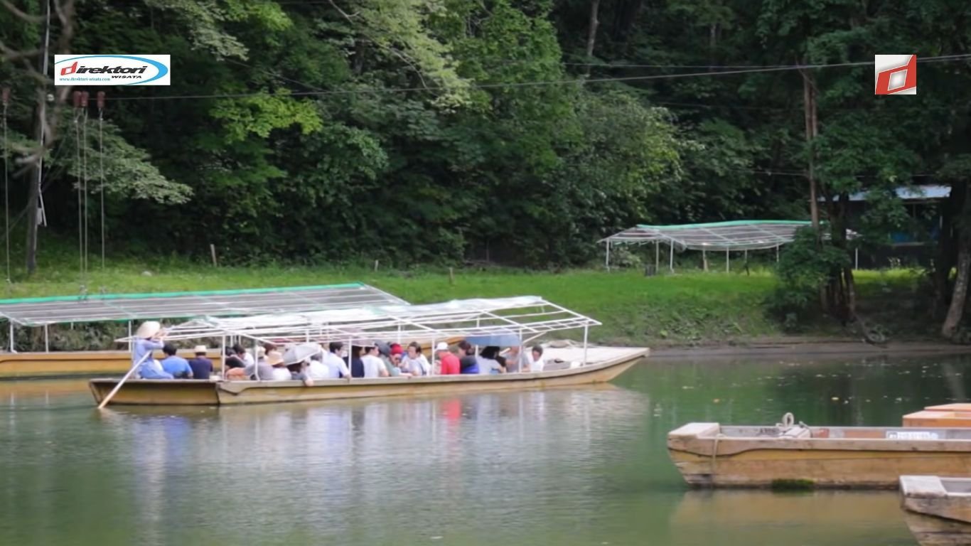 Menikmati Keindahan Tebing Geibikei di Iwate dengan Naik Perahu