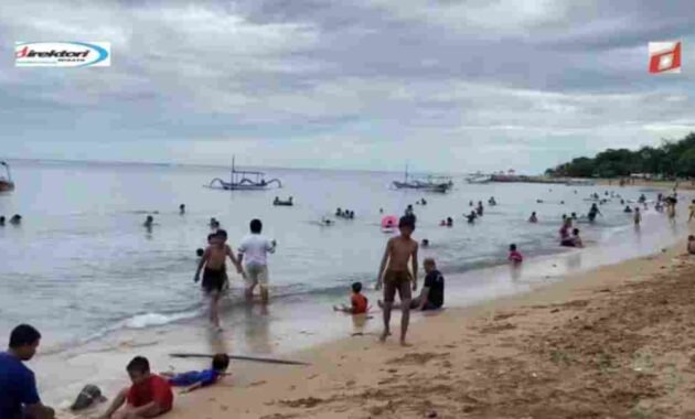 Berenang atau Bemain Air di Pantai Sindhu