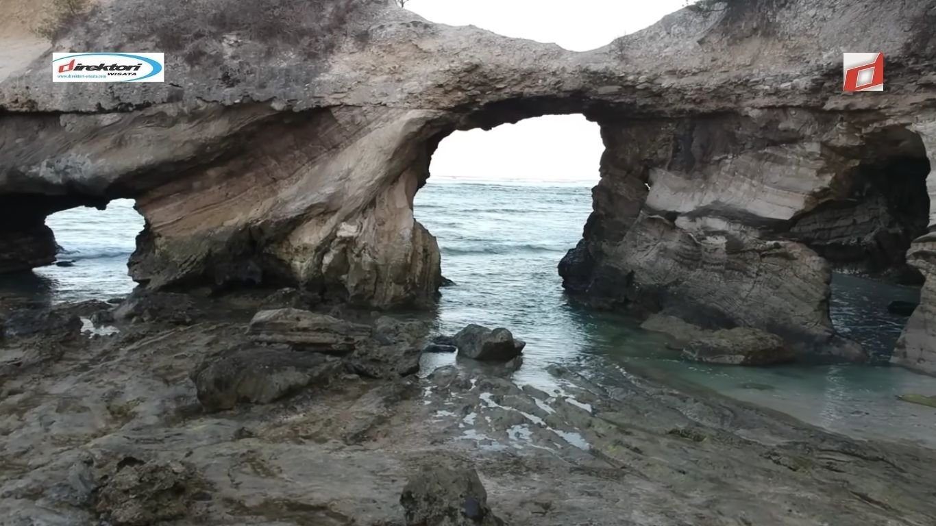 Pantai Watu Parunu: Pesona Keindahan Batu Karang Berlubang di Sumba