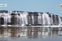 Menjelajahi Pantai Karang Taraje: Air Terjun Dadakan di Tengah Laut Banten