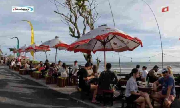 Keindahan Alam di Pantai Mengening